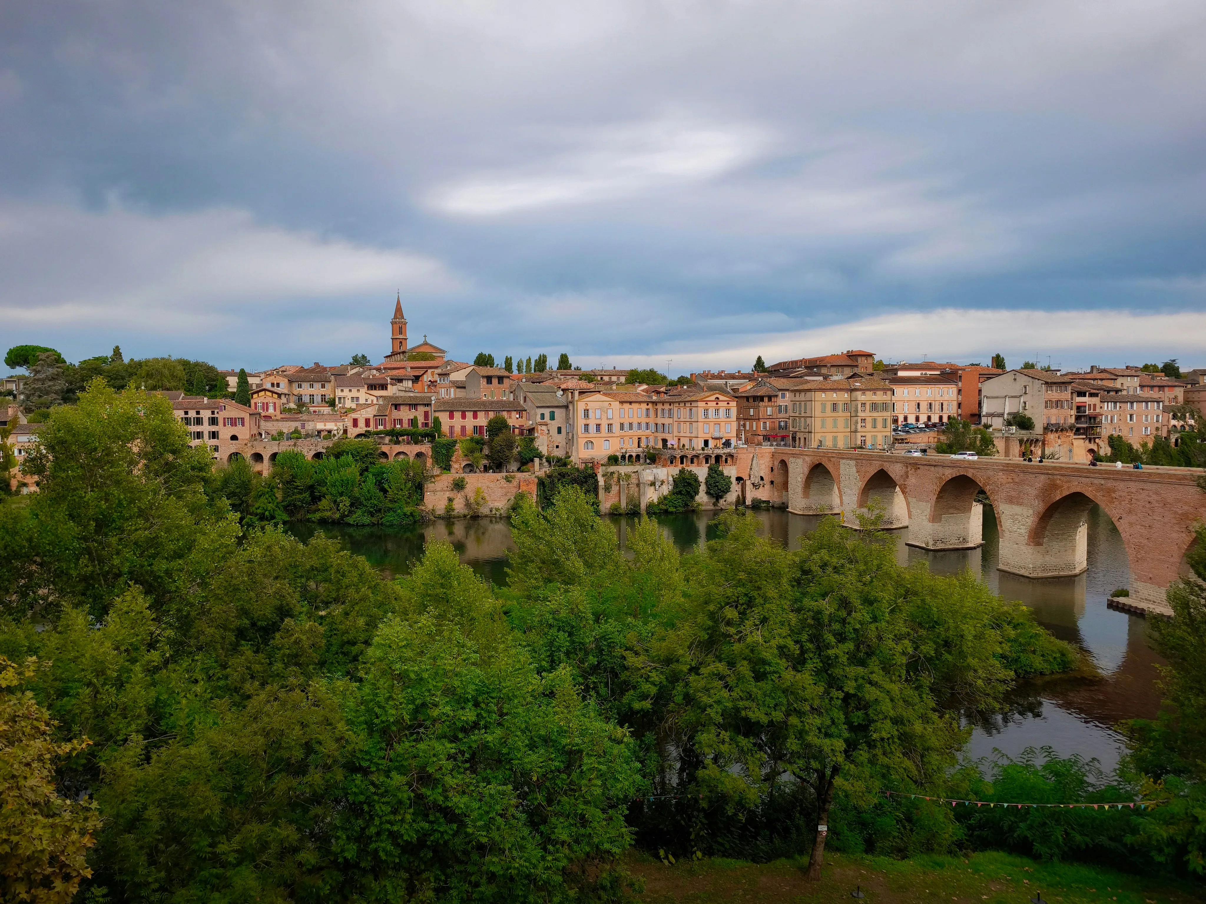 Pont de brique, rivière et toits d'Albi